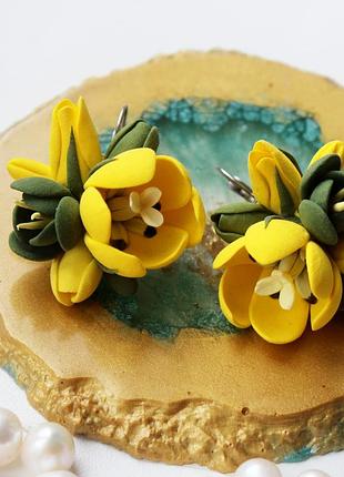 Яркие желтые серьги ручной работы "желтые тюльпаны с зелеными фрезиями"