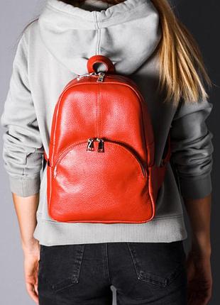 Молодежный яркий рюкзак из кожи с карманами на молнии красный