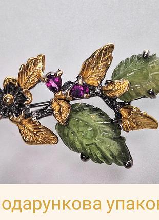 Срібна брошка з покриттям чорним родієм і золотом з природними різьбленими зеленмми турмалінами і гранатами