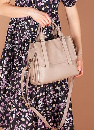 Элегантная сумка-мессенджер из натуральной кожи с ручкой и ремешком бежевый