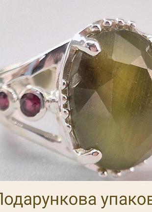 Кольцо серебряное с природными с зеленым сапфиром и гранатами перстень с крупным камнем размер 18