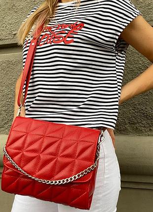 Стильная кожаная сумка из стеганой кожи с цепочкой и длинным ремешком красный