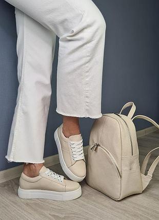 Молодежный яркий рюкзак из кожи с карманами на молнии бежевый