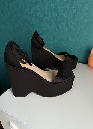 Босоніжки чорні жіночі на танкетці 38 розмір primark