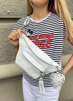 Удобная поясная сумка из кожи с декором и кисточкой на молнии белый