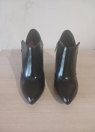 Батальоны на танкетке,черные- йоккожа, демисезон. б/у идеального стана. размер 40, потолка 26см.