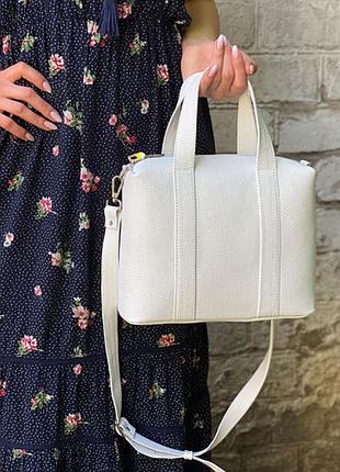 Классная сумка кожаная прямоугольной формы с удобными ремешками белый