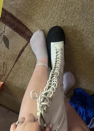 Чоботи на шнурівках до коліна