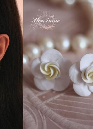Серьги гвоздики ручной работы "бело-бежевые розочки"