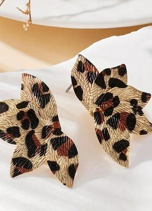 Сережки леопардовий принт пелюстки