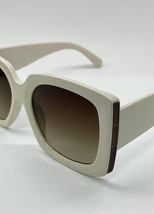 Окуляри жіночі сонцезахисні крупні в масивній пластиковій оправі бєж з коричневими лінзами градієнт