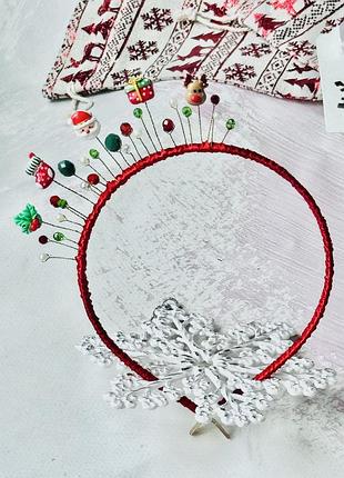 Різдвяний обруч червоного кольору з кришталиками