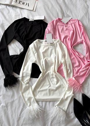 Жіночий лонгслів з пірʼям на рукавах рожевий, чорний, молочний