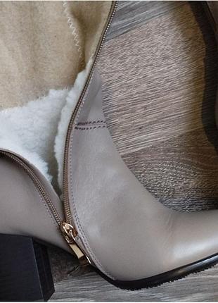 Нові, жіночі чоботи бежевого кольору.