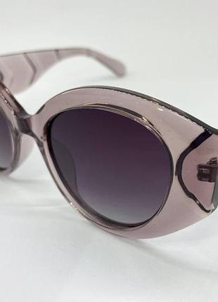 Сонцезахисні окуляри з поляризаційними лінзами в пластиковій оправі