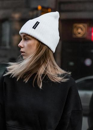 Шапка с подворотом, женская белая, зимняя intrude