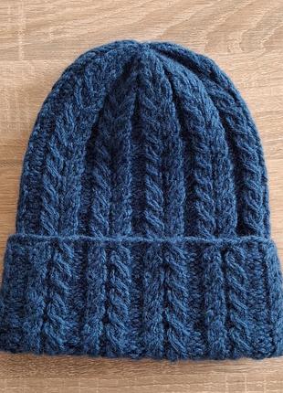 Женская теплая шапка с отворотом.