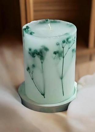 Декоративная свеча с зеленой гипсофилой на подставке, с ароматом ваниль