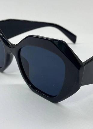 Женские солнцезащитные очки фигурные в пластиковой оправе с широкими дужками