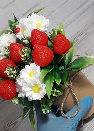 Мыльный букет ромашки и клубника мыло ручной работы