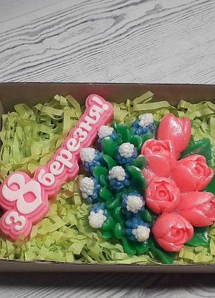 Подарочный набор сувенирного мыла 8 березня и букет из тюльпанов и мускарей мыло ручной работы