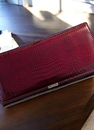Женский кожаный кошелек лаковый бордовый на магните под крокодила с защелкой для монет ivorx 19х9.5 см