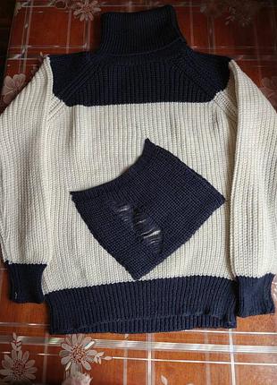 Двухцветный свитер крупной вязки с высоким воротником