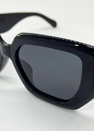 Солнцезащитные женские очки в пластиковой массивной оправе с поляризованными линзами черный
