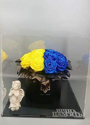 Букет из синих и желтых роз с атлосной лентой в кубе.