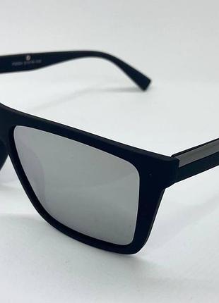 Очки солнцезащитные в пластиковой матовой оправе с тонкими дужками серый