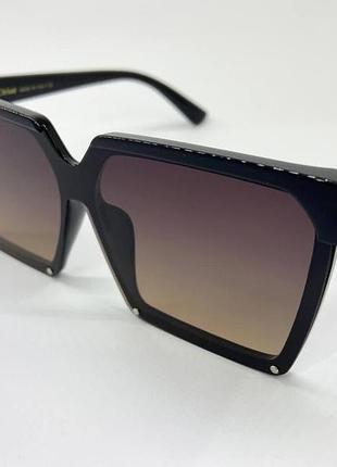 Сонцезахисні окуляри з поляризаційними лінзами в пластиковій оправі