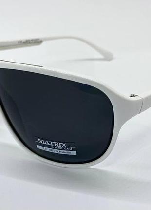 Сонцезахисні окуляри з поляризаційними лінзами в пластиковій оправі