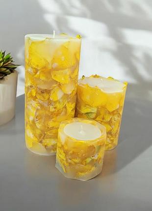 Золотой шарм: набор свечей с желтыми розами, с ароматом мандарин