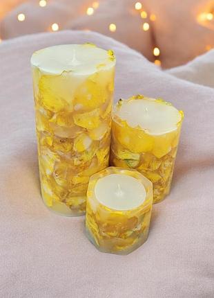 Золотой шарм: набор свечей с желтыми розами, с ароматом мята
