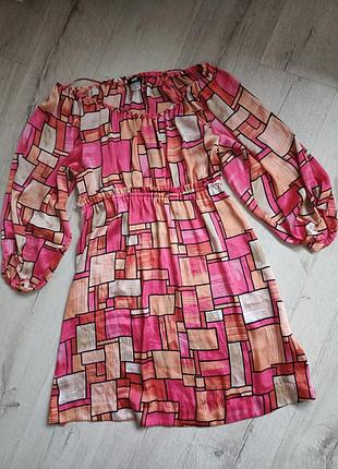 Гарна яскрава атласна сатинова сукня плаття платье з оголеними плечима