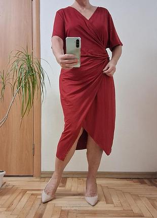 Трикотажное стильное платье с драпировкой размер 18-20