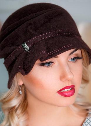Жіночий фетровий капелюх із маленькими крисами та оригінальним фасоном