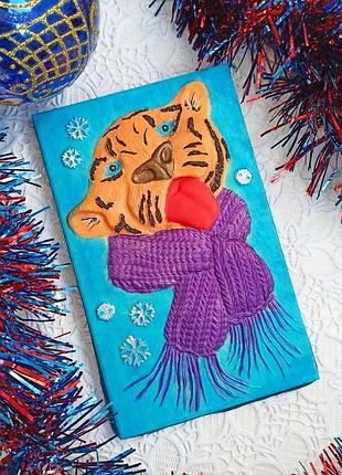 Шоколадная новогодняя плитка тигр в шарфике символ года шоколадка под елочку сладкий подарок шоколад ручной