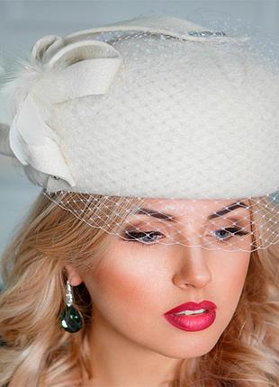 Белый берет таблетка из шерстяного фетра украшен отделкой с вуалью