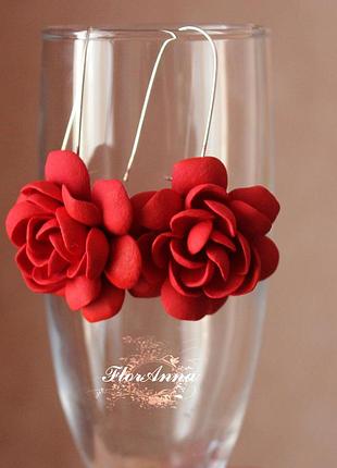 Довгі червоні сережки з квітами з полімерної глини "червоні гарденії"