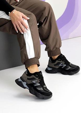 Кросівки жіночі