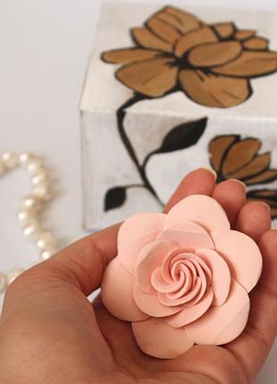 Оригинальный подарок девушке. заколка "пудровая роза"