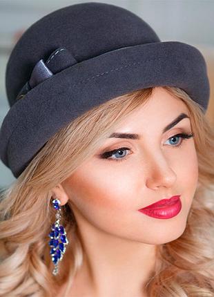 Шляпка из фетра средние поля вверх с украшением