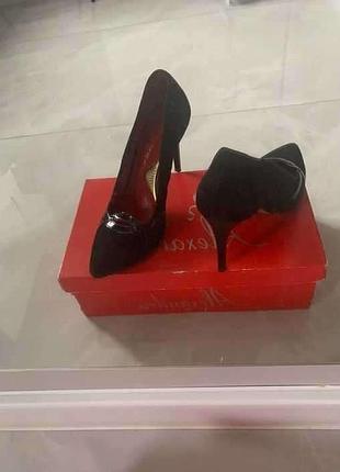 Класичні замшеві туфлі