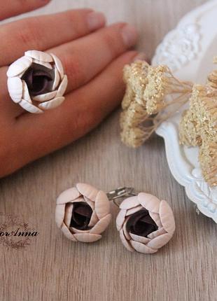 Бежевый комплект украшений с цветами из полимерной глины "марсаловый беж"(серьги и кольцо)