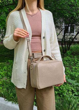 Яскрава сумка прямокутна на ремінці, з натуральної шкіри бежевий