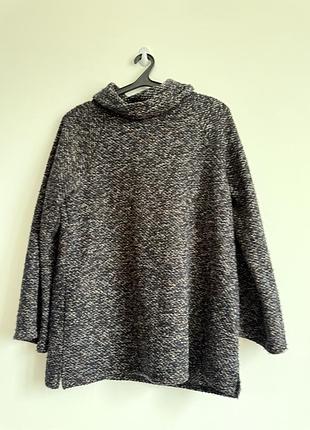 Сірий светр-пончо з високим коміром у стилі букле.