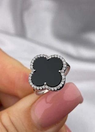 Серебряное кольцо клевер с ониксом и фианитами
