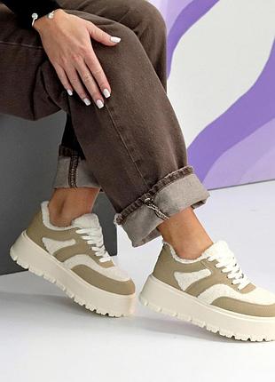 Кросівки жіночі