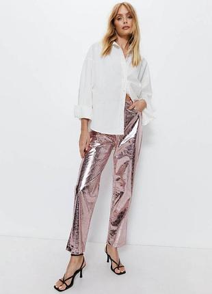 Стильные розовые брюки металлические